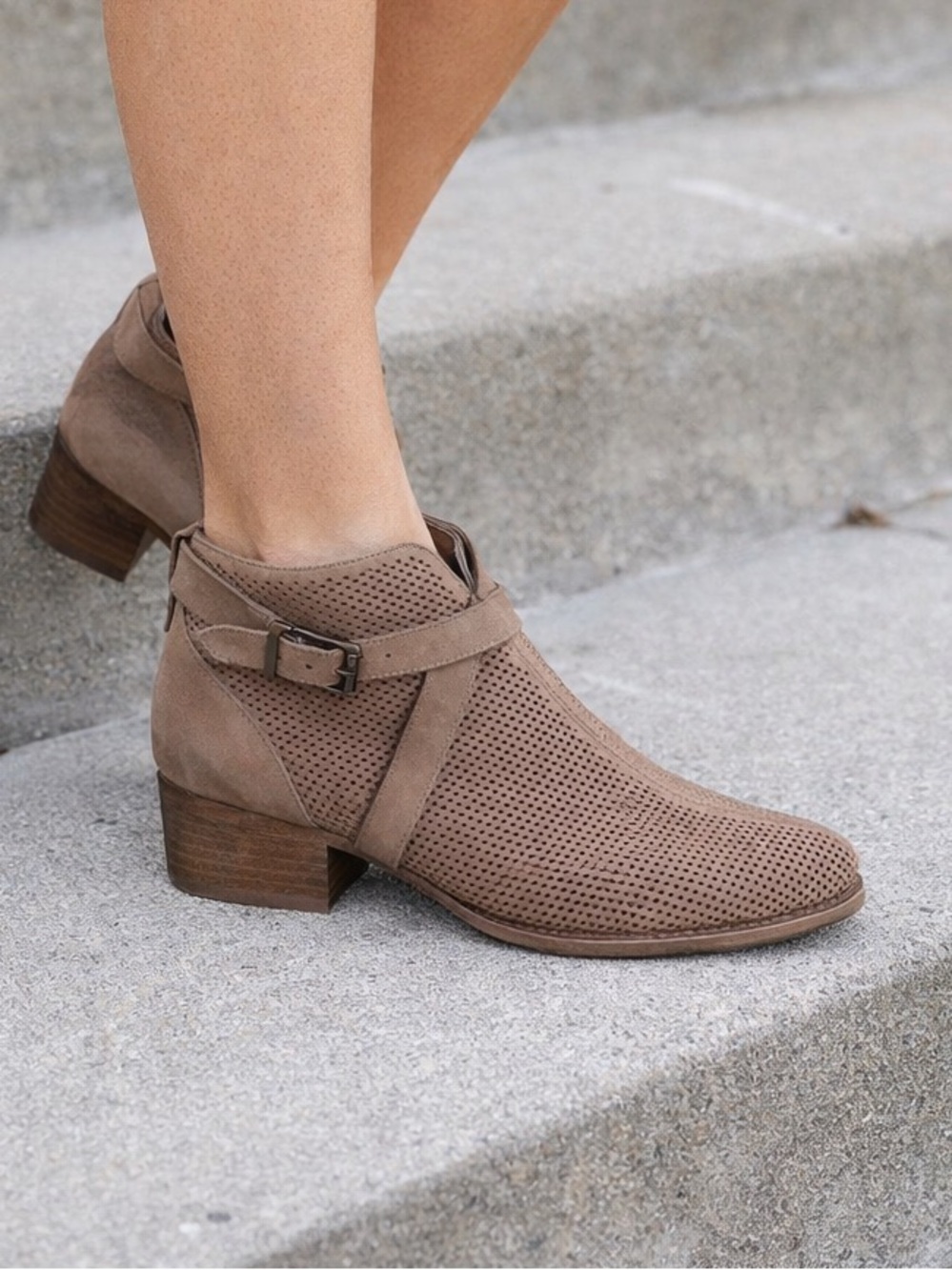 Vince Camuto Ankle Boots size 10 Tan